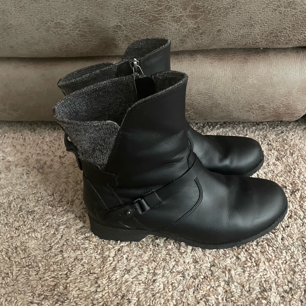 Women's Size 8.5 Black Leather Teva Delavina Gray Wool Low Booties - Side Zip